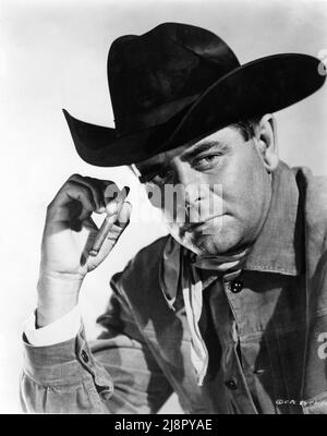 GLENN FORD Portrait en tant que patron de sentier Tom Reece dans COWBOY 1958 réalisateur DELMER DAVES du livre Mes reminiscences en tant que Cowboy par Frank Harris scénario Edmund H. North et Dalton Trumbo Phoenix photos / Columbia photos Banque D'Images