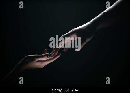 Deux mains au moment de l'adieu. Touche romantique avec les doigts, amour. Aidez vos amis à passer des moments difficiles. Geste de sauvetage, soutien, amitié et Banque D'Images