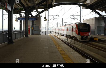 Le train Orange Line en Thaïlande. Le train électrique est un service public pour tous les citoyens. Banque D'Images