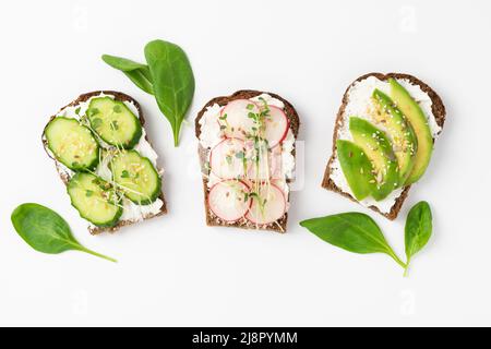 Divers sandwiches de ramish de légumes frais d'avocat mûr, concombre, avocat, graines de laitue d'épinards Banque D'Images