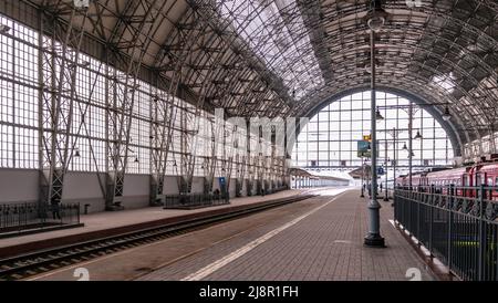 Moscou, Russie - 23 mars 2013 : plate-forme couverte de la gare de Kievsky. Train rouge aeroexpress pour l'aéroport. Personnes sur la plate-forme à côté de l'Aero Banque D'Images