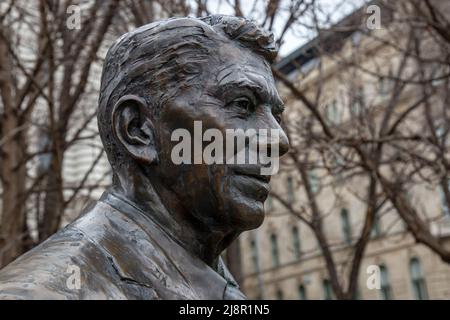 Budapest, Hongrie - 25 mars 2018 : statue de Ronald Reagan près du Parlement hongrois dans le quartier gouvernemental de Budapest. Place de la liberté. Banque D'Images