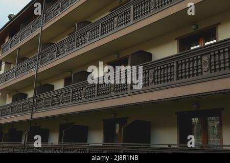 Bel hôtel avec de nombreux appartements dans la station de montagne Banque D'Images