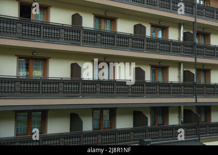 Bel hôtel avec de nombreux appartements dans la station de montagne Banque D'Images