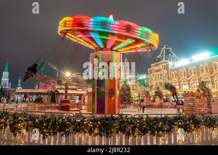 Moscou, Russie, 28 janvier 2020 : carrousel de célébration du nouvel an et de Noël sur la place Rouge au centre de Moscou. Salon et divertissement de vacances Banque D'Images