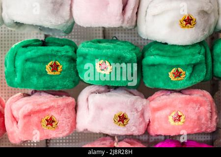 Moscou, Russie - 27 novembre 2019 : casquettes de fourrure Earrabats avec étoiles rouges dans une boutique de souvenirs à Moscou. Chapeaux d'hiver, uniforme militaire soviétique et russe, t Banque D'Images