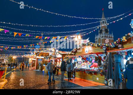 Moscou, Russie, 05 Décembre 2017 : Marché de Noël. Noël sur la place rouge. Kremlin. Mur du Kremlin. La ville est décoré de guirlandes. Voiture de Noël Banque D'Images