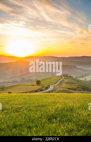 Lever de soleil sur les collines d'un paysage rural Banque D'Images