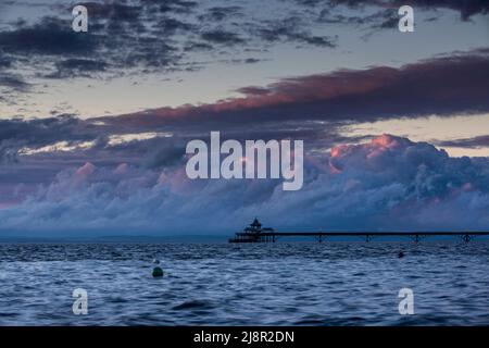 Clevedon Marine Lake, Royaume-Uni. 17th mai 2022. Vue sur Clevedon Pier et Heritage Trust au coucher du soleil à Somerset Credit: steven paston/Alay Live News Banque D'Images