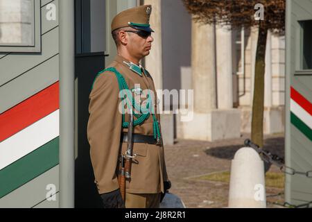 Budapest, Hongrie, le 22 mars 2018 : la garde présidentielle armés sur le Buda Hill, près de la résidence du président de la Hongrie. Garde d'honneur près de la Pr Banque D'Images