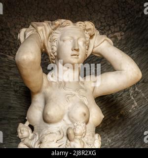 Fontainebleau, France, 30 mars 2017 : statue de la nature polymaste de Tribolo au Palais de Fontainebleau près de Paris le 19 août 2011 Banque D'Images