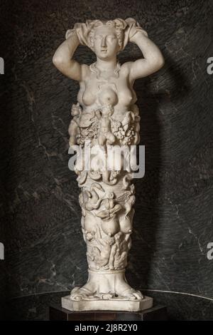 Fontainebleau, France, 30 mars 2017 : statue de la nature polymaste de Tribolo au Palais de Fontainebleau près de Paris le 19 août 2011 Banque D'Images