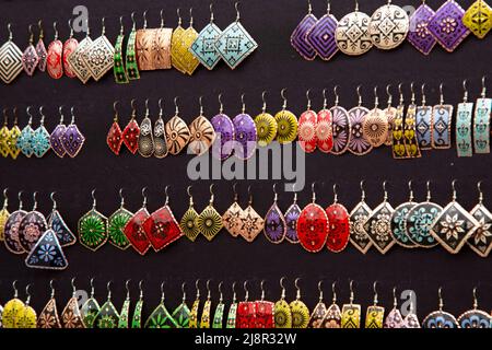 Un ensemble de boucles d'oreilles variées de style turc national sur le comptoir d'un magasin de bijoux. Beaucoup de boucles d'oreilles colorées à vendre à l'extérieur de la rue Banque D'Images