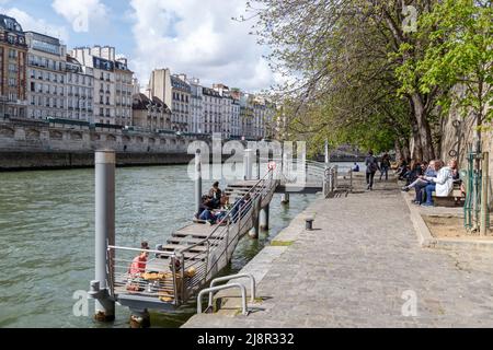Paris, France, 1 avril 2017 : quai au bord du canal avec des marcheurs. Geode en arrière-plan. Parc Villette. Touristes marchant près de Pont neuf Banque D'Images