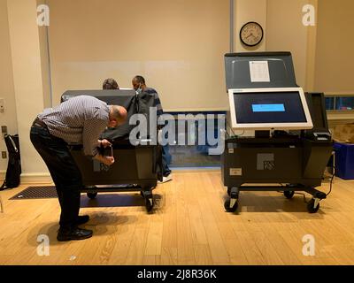 Dennisport, ma, États-Unis. 17th mai 2022. Les travailleurs électoraux ferment les machines à voter par un processus étape par étape. (Image de crédit : © Sue Dorfman/ZUMA Press Wire) Banque D'Images