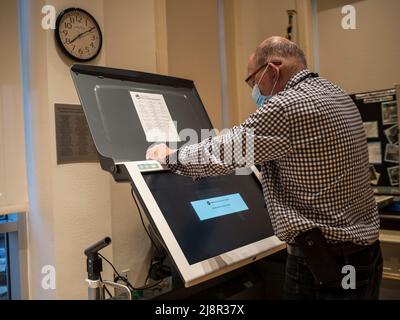 Dennisport, ma, États-Unis. 17th mai 2022. Les travailleurs électoraux ferment les machines à voter par un processus étape par étape. (Image de crédit : © Sue Dorfman/ZUMA Press Wire) Banque D'Images