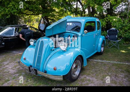 1952 Ford Anglia, une voiture classique avec capot ouvert pour montrer le moteur, Surrey Heath Show, Surrey, Angleterre, Royaume-Uni Banque D'Images