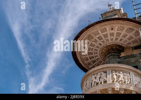 L'ancienne chaire externe de la cathédrale Duomo di Santo Stefano à Prato, en Italie, contre un beau ciel Banque D'Images