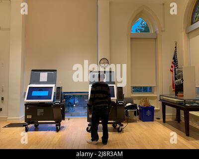 Dennisport, ma, États-Unis. 17th mai 2022. Les travailleurs électoraux ferment les machines à voter par un processus étape par étape. (Image de crédit : © Sue Dorfman/ZUMA Press Wire) Banque D'Images