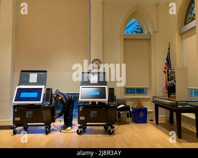 Dennisport, ma, États-Unis. 17th mai 2022. Les travailleurs électoraux ferment les machines à voter par un processus étape par étape. (Image de crédit : © Sue Dorfman/ZUMA Press Wire) Banque D'Images