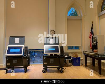 Dennisport, ma, États-Unis. 17th mai 2022. Les travailleurs électoraux ferment les machines à voter par un processus étape par étape. (Image de crédit : © Sue Dorfman/ZUMA Press Wire) Banque D'Images