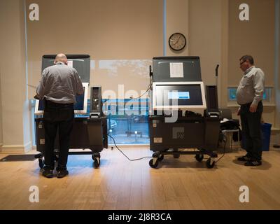 Dennisport, ma, États-Unis. 17th mai 2022. Les travailleurs électoraux ferment les machines à voter par un processus étape par étape. (Image de crédit : © Sue Dorfman/ZUMA Press Wire) Banque D'Images