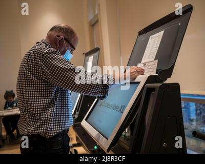 Dennisport, ma, États-Unis. 17th mai 2022. Les travailleurs électoraux ferment les machines à voter par un processus étape par étape. (Image de crédit : © Sue Dorfman/ZUMA Press Wire) Banque D'Images