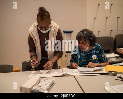 Dennisport, ma, États-Unis. 17th mai 2022. Les travailleurs électoraux ferment le bureau de vote par un processus étape par étape. (Image de crédit : © Sue Dorfman/ZUMA Press Wire) Banque D'Images