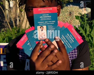 Dennisport, ma, États-Unis. 17th mai 2022. Un employé de campagne montre fièrement les bons de main de son candidat. (Image de crédit : © Sue Dorfman/ZUMA Press Wire) Banque D'Images