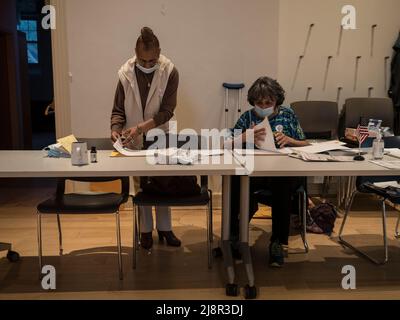 Dennisport, ma, États-Unis. 17th mai 2022. Les travailleurs électoraux ferment le bureau de vote par un processus étape par étape. (Image de crédit : © Sue Dorfman/ZUMA Press Wire) Banque D'Images