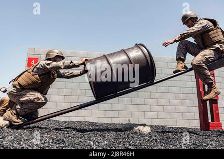 Camp Pendleton, Californie, États-Unis. 30th avril 2022. Les candidats d'officiers du corps des Marines des États-Unis avec l'équipe de sélection des officiers San Diego, travaillent à travers un scénario pendant le cours de réaction de leadership à un week-end de préparation de l'école des candidats d'officiers, Camp Pendleton, Californie, le 30 avril 2022. Le week-end de préparation de l'OCS est conçu pour préparer les futurs officiers du corps des Marines mentalement et physiquement aux rigueurs de l'OCS. Crédit : U.S. Marines/ZUMA Press Wire Service/ZUMAPRESS.com/Alamy Live News Banque D'Images