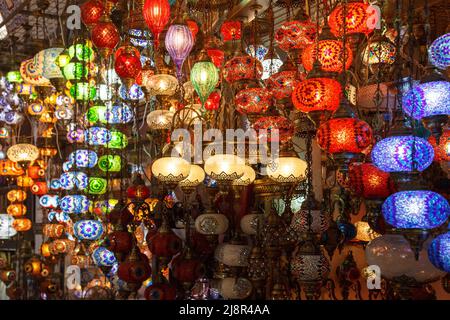 Lanternes traditionnelles turques, LAMPS Grand bazar Istanbul. Des lampes turques en verre, colorées, traditionnelles et décoratives sont suspendues au plafond du magasin Banque D'Images