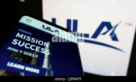 Téléphone mobile avec le site Web de l'entreprise spatiale américaine United Launch Alliance (ULA) à l'écran devant le logo de l'entreprise. Faites la mise au point dans le coin supérieur gauche de l'écran du téléphone. Banque D'Images