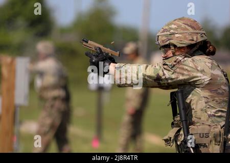 Fort Benning, Géorgie, États-Unis. 5th mai 2022. 1st le lieutenant Janel Tracy, B. troupe, 2-12 Cavalry Regiment, 1st Armored Brigade combat Team tire à M17 pistolet pendant un tir de stress, un des événements de la coupe Sullivan du 2 au 6 mai à fort Benning, Géorgie. La compétition de la coupe Sullivan dure généralement deux semaines, une semaine de familiarisation et une semaine où les équipes sont classées. La compétition est conçue pour tester les équipes de char lors d'événements physiques et mentalement exigeants. Crédit: Armée américaine/ZUMA Press Wire Service/ZUMAPRESS.com/Alamy Live News Banque D'Images