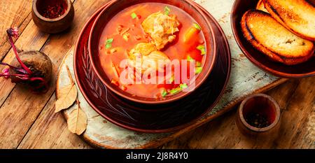 Borscht - soupe chaude à base de betteraves et de viande.Borscht rouge, plat traditionnel de cuisine russe Banque D'Images