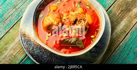 Borscht - soupe chaude à base de betteraves et de viande.Borscht rouge, plat traditionnel de cuisine ukrainienne Banque D'Images