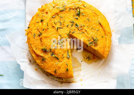 Polenta d'orange entière et gâteau au sirop de romarin au miel Banque D'Images