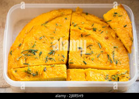 Polenta d'orange entière et gâteau au sirop de romarin au miel Banque D'Images