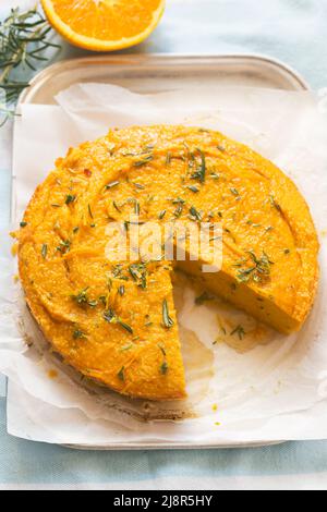 Polenta d'orange entière et gâteau au sirop de romarin au miel Banque D'Images