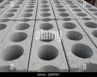 Trou circulaire sur brique blanche, texture rugueuse et poreuse des matériaux de construction gris, Groupe de blocs de cinder isométriques Banque D'Images