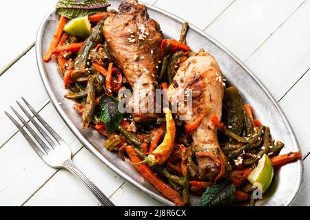 Poulet rôti avec garniture de légumes et épices.Cuisses de poulet braisées. Banque D'Images