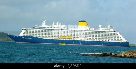 Bantry West Cork Irlande mercredi 18 mai 2022 ; le bateau de croisière Spirit of Adventure est arrivé à Bantry ce matin, transportant 1000 passagers. C'est le deuxième paquebots de croisière à être dans le port intérieur depuis 2019 et le début de la pandémie de Covid. Les passagers se sont débarqués sur la rive pour faire des excursions d'une journée à la tête Mizen, à l'anneau de Beara, à l'île de Garnish et à la ville de Bantry. Credit ED/Alamy Live News Banque D'Images