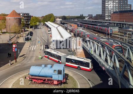 Hambourg, Allemagne - 5-4-2022: Gare de Barmbek à Hambourg vue d'en haut Banque D'Images
