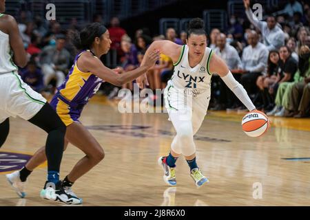 Le garde de Lynx du Minnesota Kayla McBride (21) s'oppose à la garde de Los Angeles Sparks Lexie Brown (4) lors d'un match de la WNBA, le mardi 17 mai 2022, à Crypto.c Banque D'Images