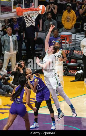 Minnesota Lynx en avant Jessica Shepard (10) prend des photos au-dessus de la garde de Los Angeles Sparks Jordin Canada (21) lors d'un match de la WNBA, le mardi 17 mai 2022, à Cryp Banque D'Images