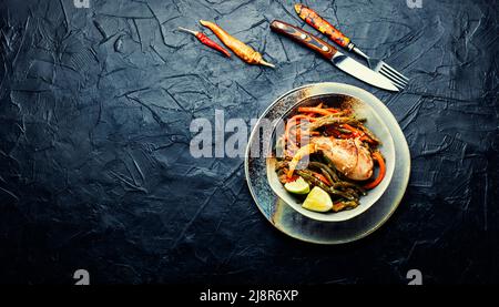 Délicieuses cuisses de poulet grillées aux asperges et aux carottes. Banque D'Images