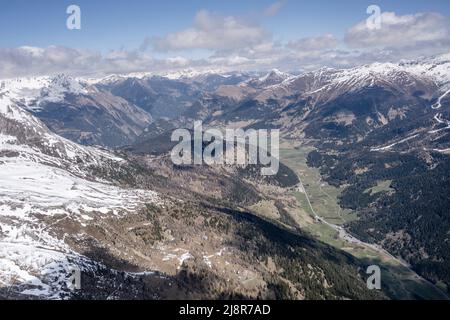 Prise de vue aérienne, à partir d'un petit avion, de la frontière italo-autrichienne au col de Resia et de la vallée d'Engadin, prise de vue sur la vallée de Venosta en lumière vive de printemps, Bolzano, Banque D'Images