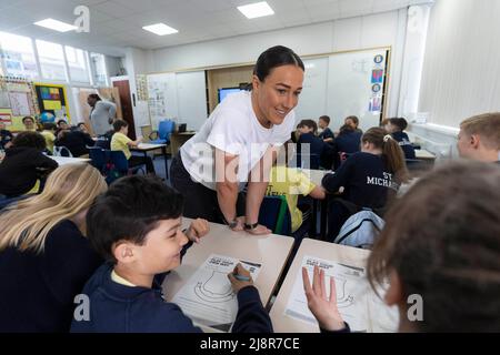 USAGE ÉDITORIAL EXCLUSIF Lucy Bronze rend visite aux élèves de l'année 6 de l'école primaire de l'église St Michael à Manchester pour lancer les plans de cours Play Your Own Way du groupe LEGO, dans le cadre du partenariat avec l'UEFA Women's EURO 2022, conçu pour aider les enfants à célébrer les modèles qui les inspirent. Date de publication : le mercredi 18 mai 2022. Banque D'Images