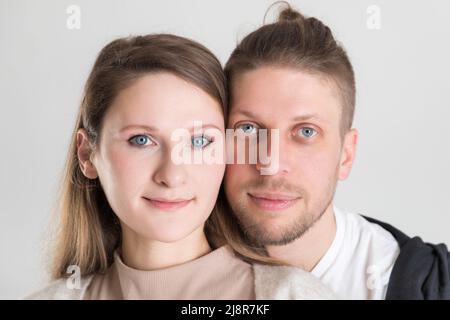Jeune couple caucasien d'amoureux portrait de gros plan sur fond blanc. Banque D'Images