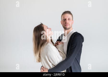 Portrait d'un jeune couple européen qui embrasse les amoureux sur un fond blanc. Banque D'Images